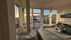 sypialnia z łóżkiem i widokiem na miasto w obiekcie Mini Penthouse close to beach with nice seaviews w mieście Nerja