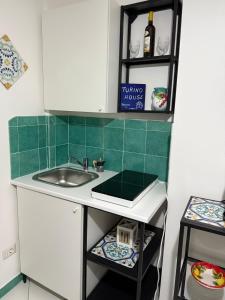 アマルフィにあるTurino houseの小さなキッチン(シンク、棚付)