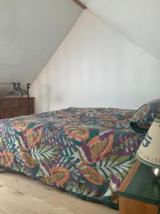 a bedroom with a bed with a colorful comforter at Sweet in Spay