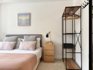 Ένα ή περισσότερα κρεβάτια σε δωμάτιο στο Kerensa 3 bed townhouse located close to the beach with Parking
