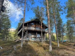 a log cabin in the woods with trees at Villa Mörhön Maja - Valkea Homes in Pelkosenniemi