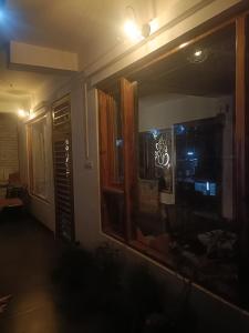 Televiisor ja/või meelelahutuskeskus majutusasutuses Raj guest house