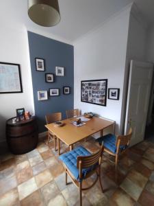 Posezení v ubytování Apartment in the heart of Callander + 18 fotografií