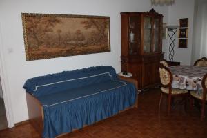 a bedroom with a table and a painting on the wall at Coroneo33 - Spazioso per famiglie - NaonBnB in Trieste
