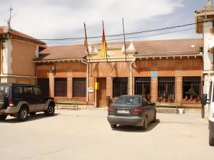 Mambrilla de CastrejónにあるReoyo 1の建物前の駐車場に駐車した車2台