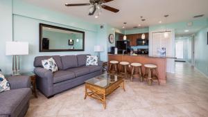 Posezení v ubytování Sunrise Sanctuary - Top Floor Ocean Pointe 2415