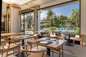 Bazén v ubytování Hotel Atlantic El Tope nebo v jeho okolí