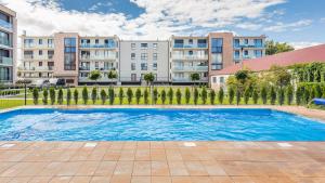 Bazén v ubytovaní Apartament Grey 10 C Perłowa Przystań - Holiday City alebo v jeho blízkosti
