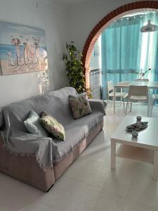 een woonkamer met een bank en een tafel bij Torrox Costa Mar in Torrox Costa