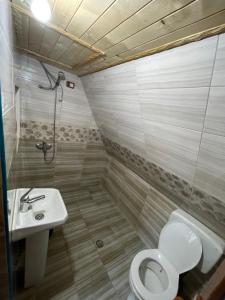 Kupatilo u objektu Kakia Guesthouse