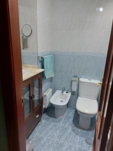 a bathroom with a toilet and a sink at Apartamento 2 habitaciones in Gondomar