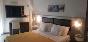 Postel nebo postele na pokoji v ubytování Hotel Monaco - parcheggio incluso e piscina - min 2 gg