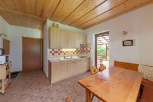 Kuchyň nebo kuchyňský kout v ubytování APARTMA KOŠNIK