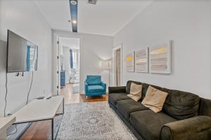 พื้นที่นั่งเล่นของ 2 Queen Beds, TV's in Bedroom, Path to Manhattan