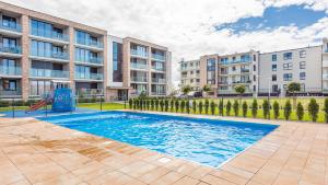 Bazén v ubytovaní Apartament z 2 sypialniami Elegant Lux 18 E Perłowa Przystań - Holiday City alebo v jeho blízkosti