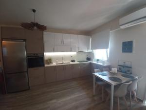 Η κουζίνα ή μικρή κουζίνα στο Vaios House