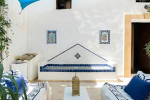 a living room with blue and white walls at Roccamelia Experience in Mazara del Vallo