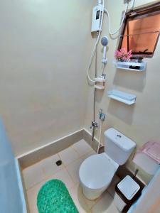 Bilik mandi di JZ Homestay - Cozy House for 4 Near Caraga State University and BMC Hospital +6 gambar