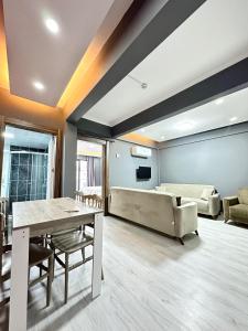 TV a/nebo společenská místnost v ubytování Renaissance Apart Hotel