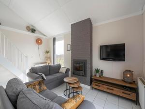 ein Wohnzimmer mit Sofa und Fernseher in der Unterkunft Holiday Home in Julianadorp by Beach in Julianadorp + 13 Fotos