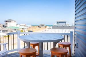 Svalir eða verönd á Ocean Views Steps To Beach 5bd Luxury Home