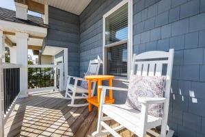 Svalir eða verönd á Ocean Views Steps To Beach 5bd Luxury Home