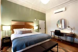 Postel nebo postele na pokoji v ubytování King Suite 2nd FloorHotel Boutique