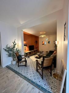 sala de estar con sofá y sillas en Charmant T2 - La Familia, en Eaux-Bonnes