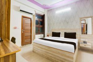 a bedroom with a large bed in a room at Collection O Sector 4 Gurgaon in Gurgaon