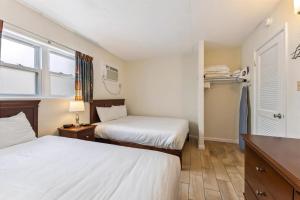 Una habitación de hotel con dos camas y una ventana. en 6201 Ocean Ave, Unit 504 - The Nassau Inn, en Wildwood 17 fotos más
