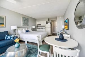 ワイルドウッドにある6201 Ocean Ave, Unit 414 - The Nassau Innのベッドとリビングルームのある寝室