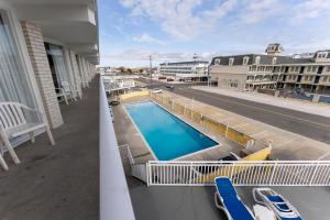 - Balcón con vistas a la piscina en 6201 Ocean Ave, Unit 409 - The Nassau Inn, en Wildwood 16 fotos más