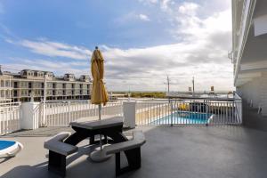 ワイルドウッドにある6201 Ocean Ave, Unit 414 - The Nassau Innのパティオ(パラソル、テーブル、プール付)