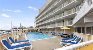 ワイルドウッドにある6201 Ocean Ave, Unit 414 - The Nassau Innの椅子とプールのあるバルコニー