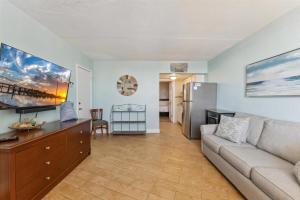 Una sala de estar con un sofá y un refrigerador. en 6201 Ocean Ave, Unit 503 - The Nassau Inn, en Wildwood