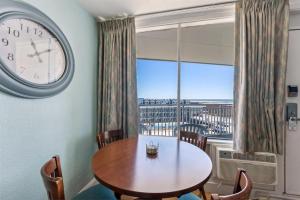 comedor con mesa y reloj grande en 6201 Ocean Ave, Unit 503 - The Nassau Inn, en Wildwood