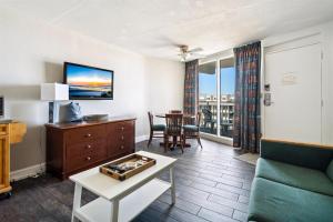ワイルドウッドにある6201 Ocean Ave, Unit 410 - The Nassau Innのソファとテーブルのあるリビングルーム