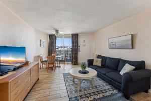 una sala de estar con un sofá y una mesa en 6201 Ocean Ave, Unit 405 - The Nassau Inn, en Wildwood