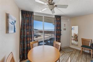Un comedor con mesa y sillas y una ventana. en 6201 Ocean Ave, Unit 405 - The Nassau Inn, en Wildwood