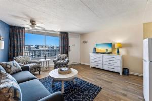 Una sala de estar con un sofá y un televisor. en 6201 Ocean Ave, Unit 402 - The Nassau Inn, en Wildwood