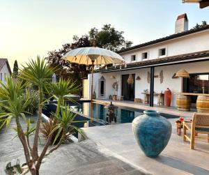 a large blue vase sitting next to a house at Loft & spa d'Autan in Villefranche-de-Lauragais
