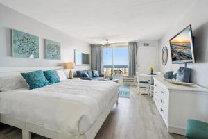 Un dormitorio con una cama grande y una sala de estar. en 6201 Ocean Ave, Unit 412 - The Nassau Inn, en Wildwood