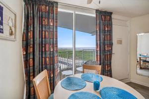 Un comedor con mesa y sillas y una ventana. en 6201 Ocean Ave, Unit 508 - The Nassau Inn, en Wildwood