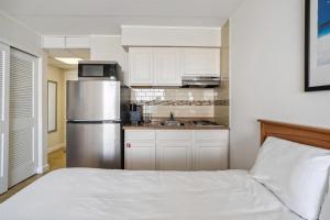 cocina con cama y nevera de acero inoxidable en 6201 Ocean Ave, Unit 511 - The Nassau Inn, en Wildwood
