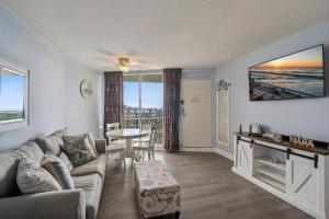 una sala de estar con un sofá y una mesa en 6201 Ocean Ave, Unit 506 - The Nassau Inn, en Wildwood