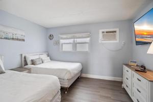 Un dormitorio con dos camas y una ventana. en 6201 Ocean Ave, Unit 506 - The Nassau Inn, en Wildwood