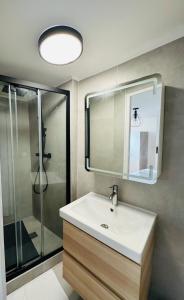 a bathroom with a sink and a shower at Maison design pour 8 pers proche Paris et Disney in Villiers-sur-Marne +16 photos