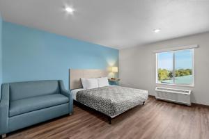 Postel nebo postele na pokoji v ubytování WoodSpring Suites Gilbert - Mesa Gateway Airport