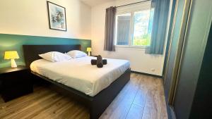 Ένα ή περισσότερα κρεβάτια σε δωμάτιο στο Villa pour 6 voyageurs, piscine, jardin, terrain de boule et parking privé