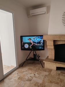 Μια τηλεόραση ή/και κέντρο ψυχαγωγίας στο Villa pour 6 voyageurs, piscine, jardin, terrain de boule et parking privé